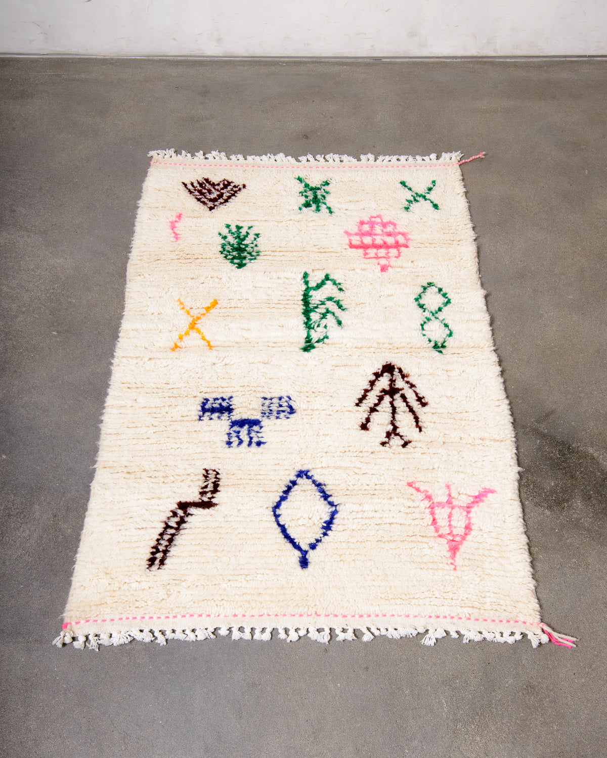 Modern designer handcrafted Berber rug from Morocco. Azilal rug with beautiful colours and patterns. Made of sheep’s wool and colourful cotton.